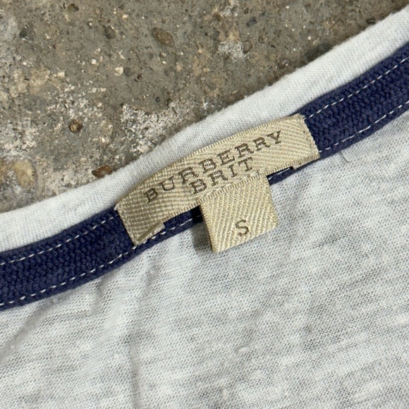 Vintage Burberry Light Grey Graphic Tee - Picture 4 of 7